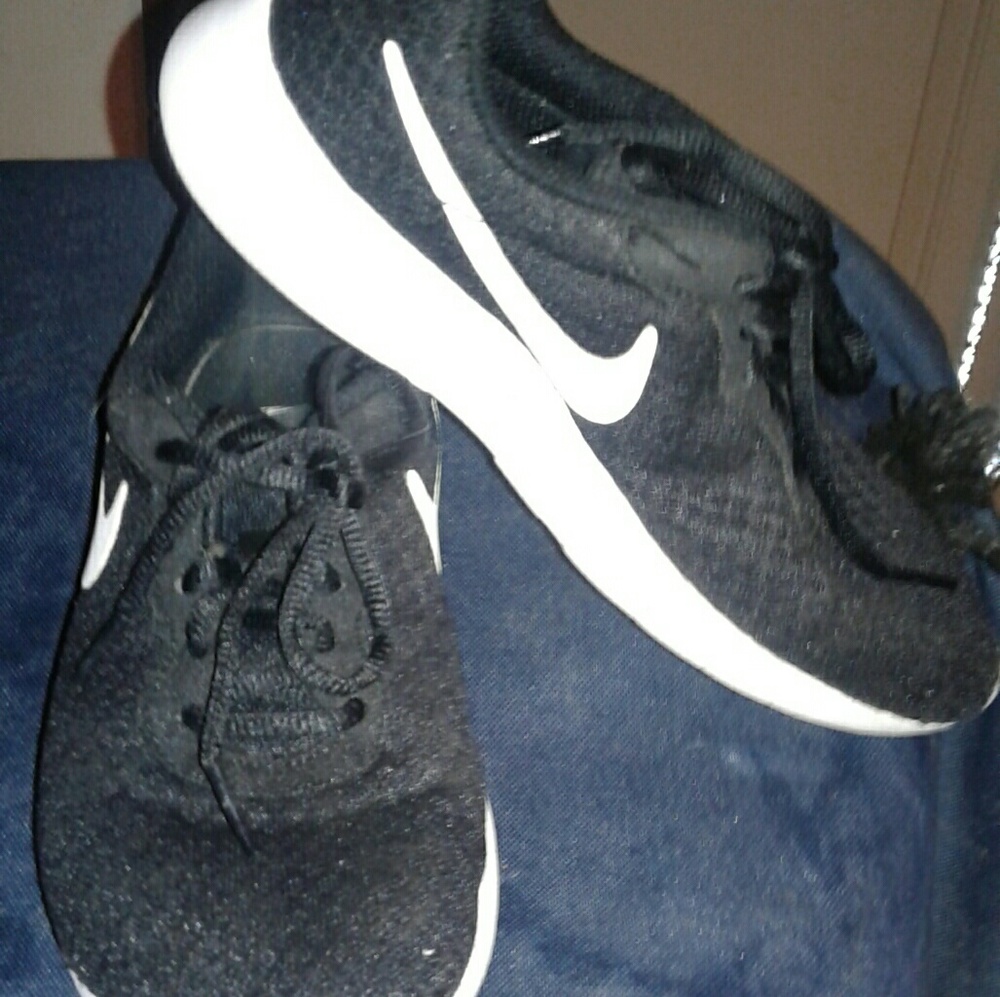 Black Boys nike tenni shoes